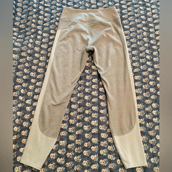 Abercrombie & Fitch Gray and White Leggings. Size S - Picture 3 of 5